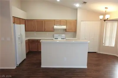 715 SECLUSION GLEN Avenue Kitchen