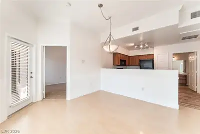 9303 West GILCREASE Avenue 2189 Dining Area