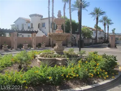 50 Aura De Blanco Street 4103 Courtyard