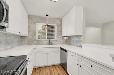 516 Tam O Shanter Kitchen