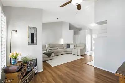 5112 Appealing Court Living Room