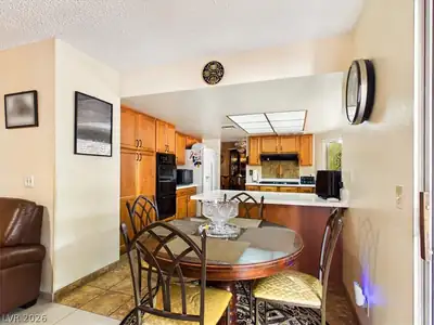 3885 Redwood Street Dining Area