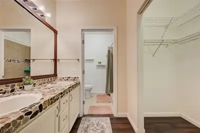 900 Heavenly Hills Court 213 Primary Bathroom