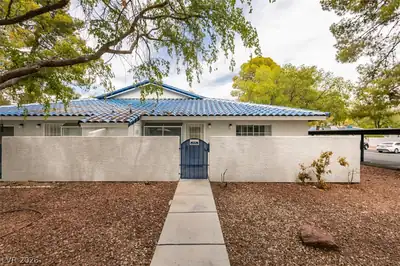 2117 Willowbury Drive D Front of Structure