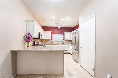 5113 Mambo Vista Avenue Kitchen