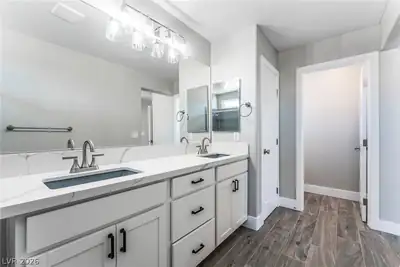 7604 Bandon Cliffs Street, North Las Vegas, NV 89084 Primary Bathroom