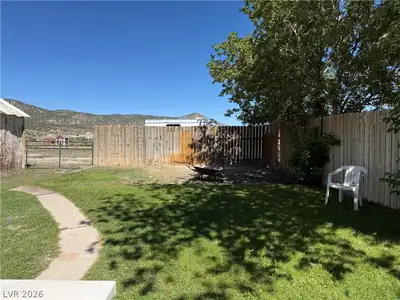 1305 Avenue B Yard