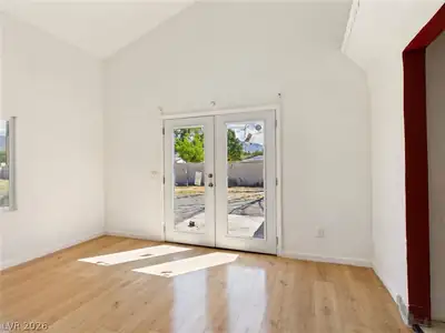 510 East Simkins Road Living Room