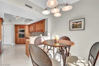 2777 Paradise Road 2304 Dining Area