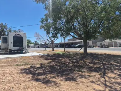 5001 West Gilmore Avenue Yard