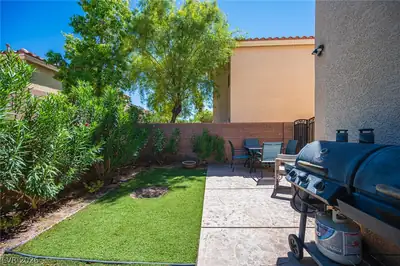 9912 Mills Reef Court Yard