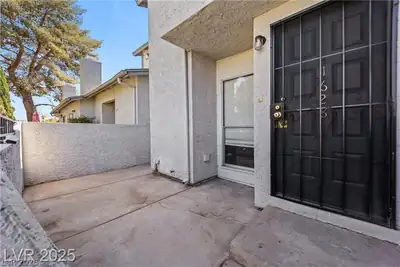 1628 Justin Court Entry
