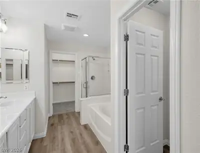 9060 Cedar Door Avenue Primary Bathroom