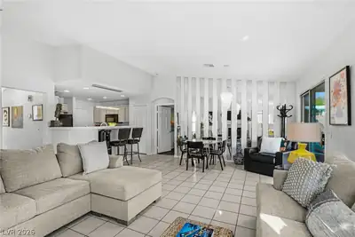 1472 Creslow Court 101 Living Room