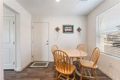 2830 Matador Red Avenue Dining Area