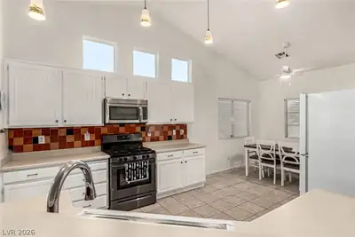 5931 Whalers Drift Street Kitchen