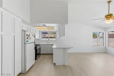 6058 Mirror Lake Drive Kitchen