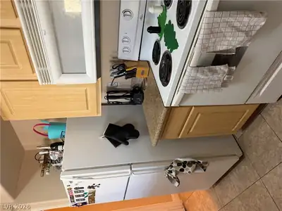 8000 Badura Avenue 1074 Kitchen