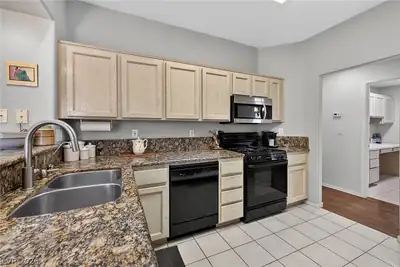 10313 Willamette Place Kitchen