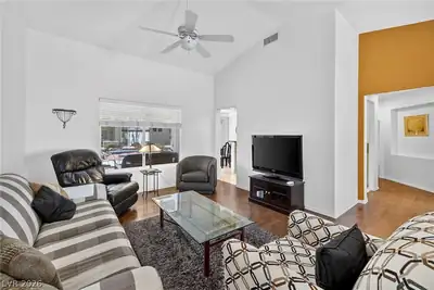 10313 Willamette Place Living Room