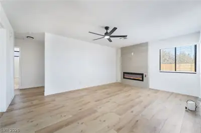 324 West Chesapeake Way Living Room