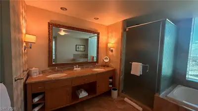 2000 North Fashion Show Drive 4710 Primary Bathroom