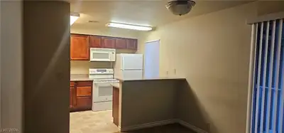 5332 River Glen Drive 398 Kitchen