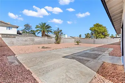 1712 Rockcrest Drive Yard