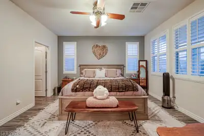 2815 Dunnottar Avenue Bedroom