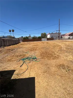 1821 Hoover Street Yard