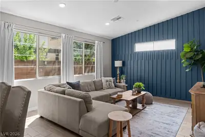 758 Faircliff Court Living Room