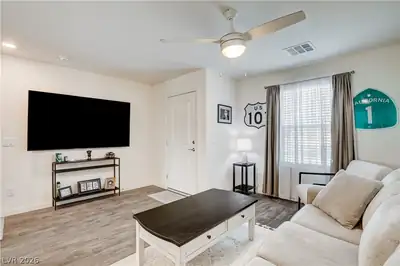 2945 White Selzter Ct Court Living Room