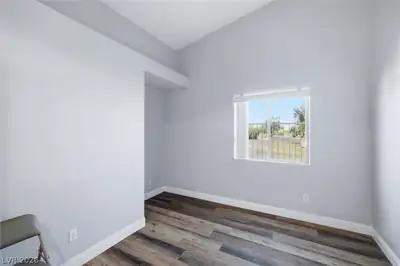 4005 Radbourne Avenue Bedroom