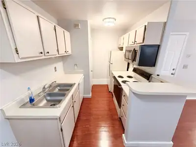 5211 Lindell Road 105 Kitchen