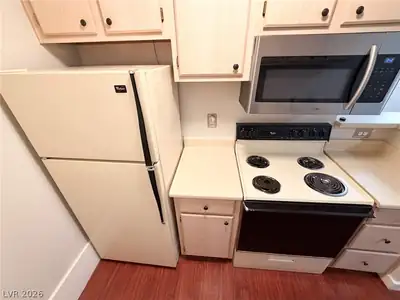 5211 Lindell Road 105 Kitchen