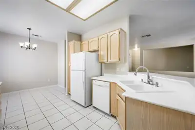 495 Elm Crest Place Kitchen