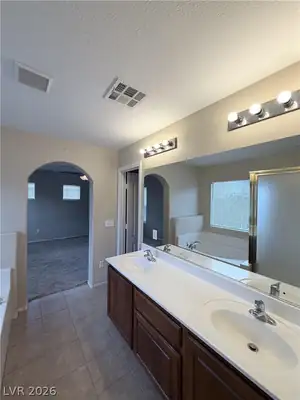 9118 Wine Cellar Avenue Primary Bathroom