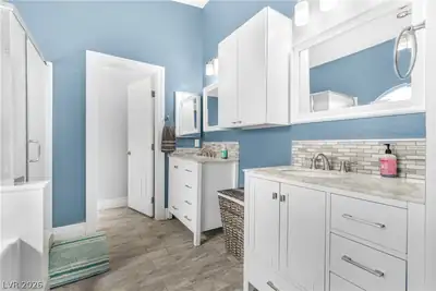 6718 Hawthorne Creek Court Primary Bathroom