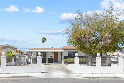 1921 Manhattan Drive Front of Structure