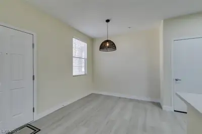 50 Aura De Blanco Street 3104 Dining Area