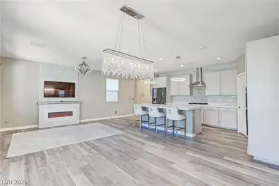 932 Glenhaven Place Living Room