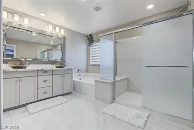 932 Glenhaven Place Primary Bathroom
