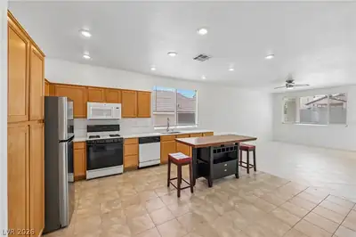 10669 Oak Crest Avenue Kitchen