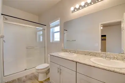 7526 Crested Moon Street, North Las Vegas, NV 89084 Primary Bathroom
