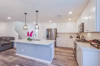 7712 Lush Oasis Avenue Kitchen