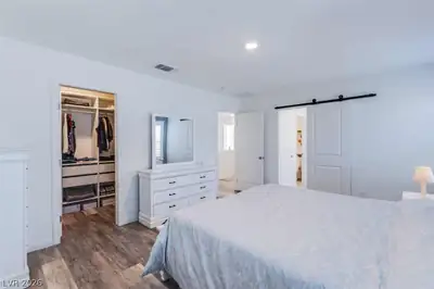 7712 Lush Oasis Avenue Primary Bedroom