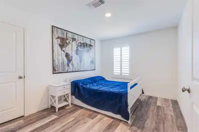 7712 Lush Oasis Avenue Bedroom