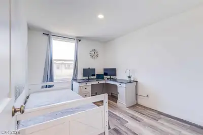 7712 Lush Oasis Avenue Bedroom