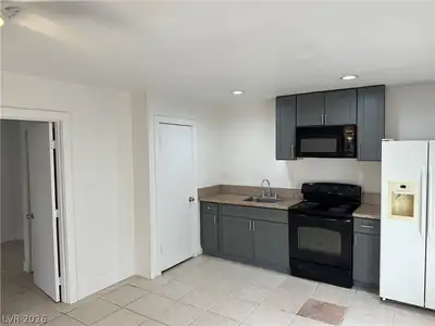 2520 Salt Lake Street 2522 Kitchen