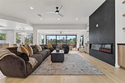 1900 Glenview Drive Living Room